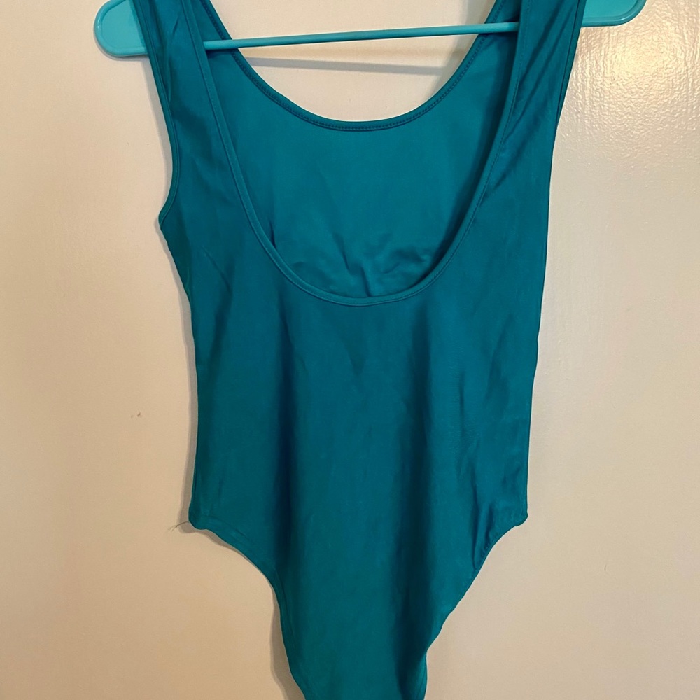One piece - Picture 2 of 3